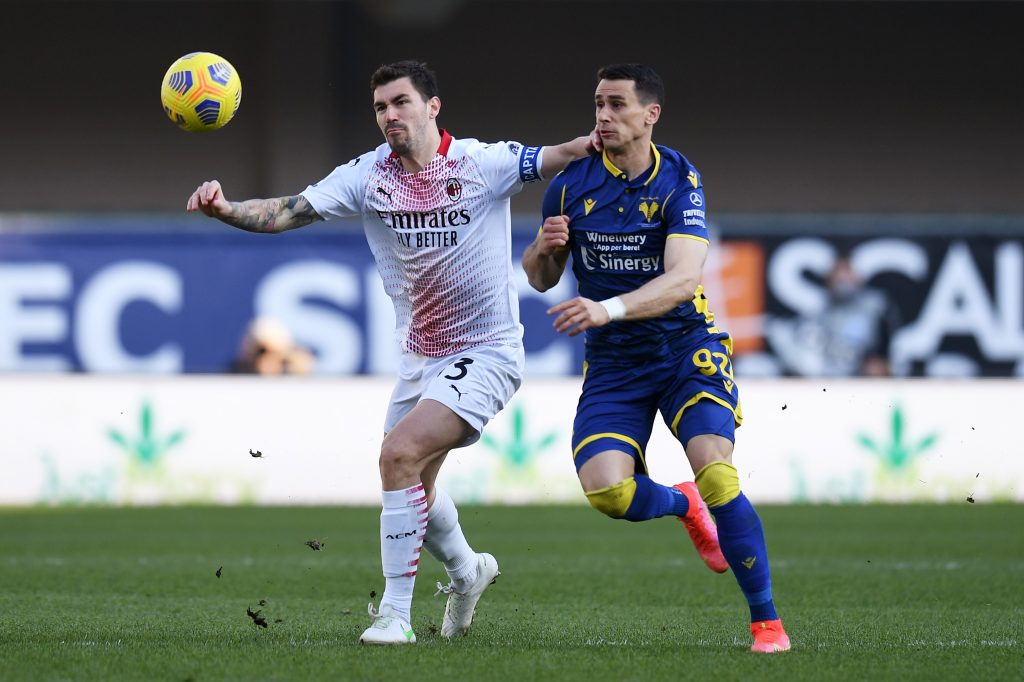 Alessio Romagnoli combatte contro Lasagna nell'ultimo Verona-Milan.