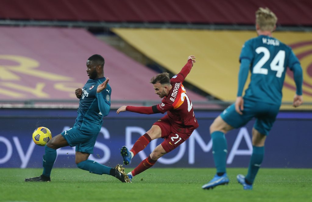 Tomori si tuffa in scivolata per salvare la conclusione a botta sicura di Borja Mayoral.