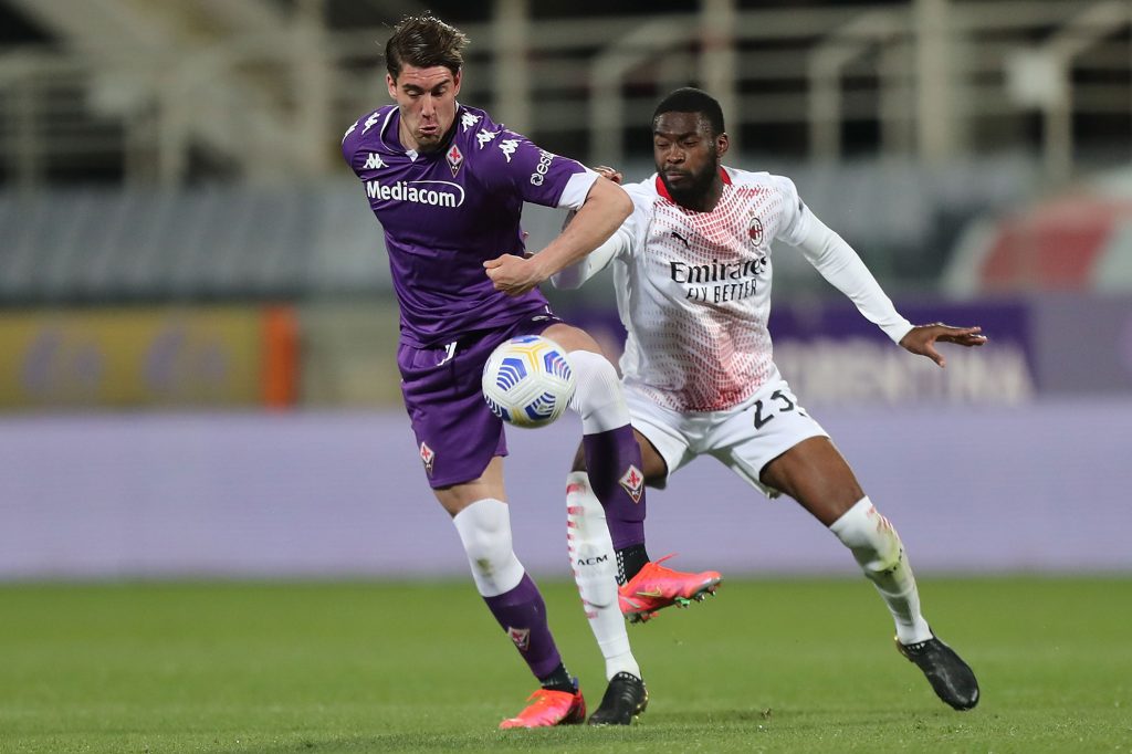 Tomori affronta Vlahovic nel match tra Fiorentina e Milan