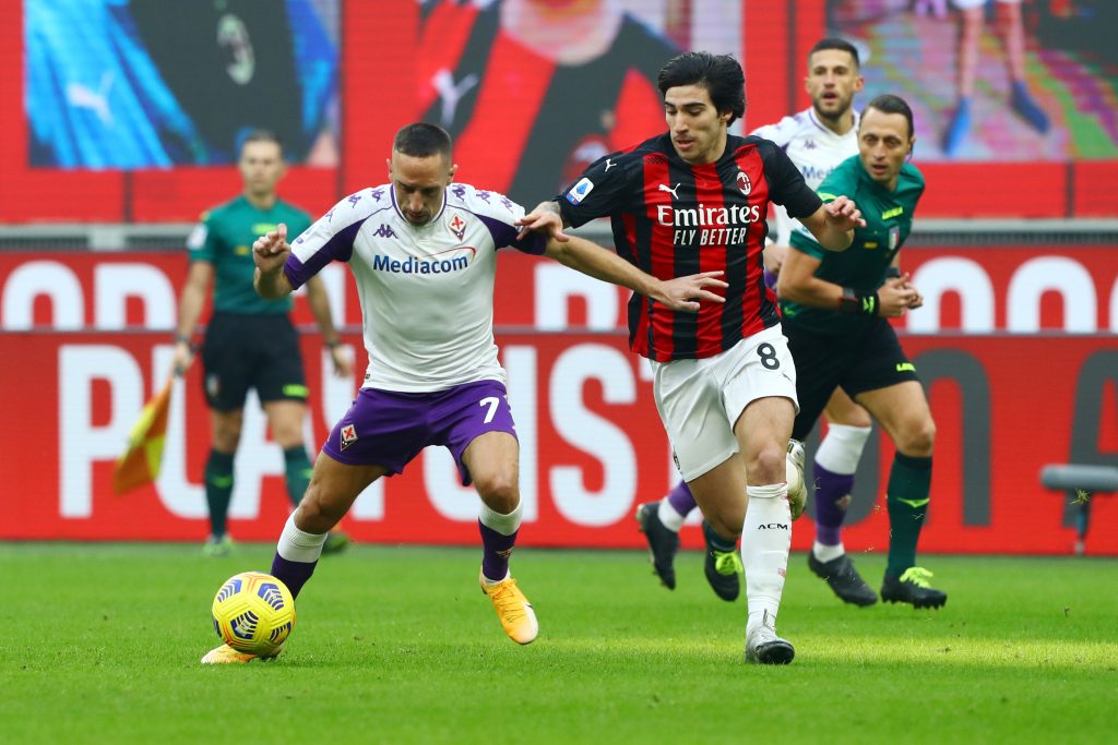 Ribery della Fiorentina protegge il pallone dall'attacco di tonali del Milan