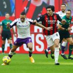 Ribery della Fiorentina protegge il pallone dall'attacco di tonali del Milan