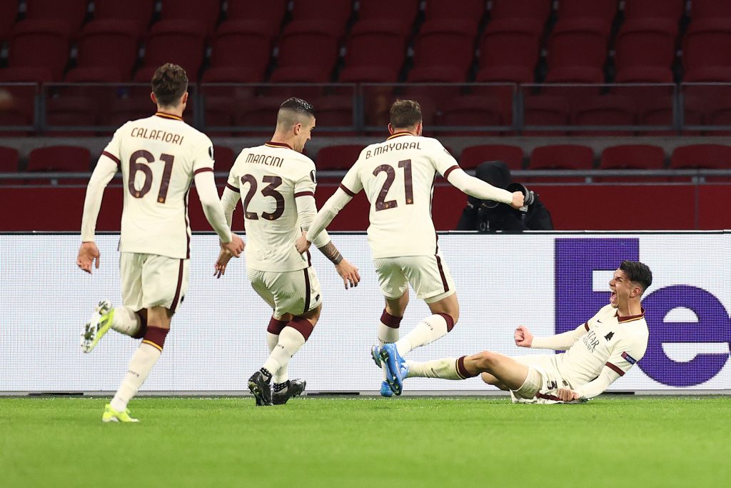 L'esultanza dei calciatori della Roma dopo la vittoria sull'Ajax