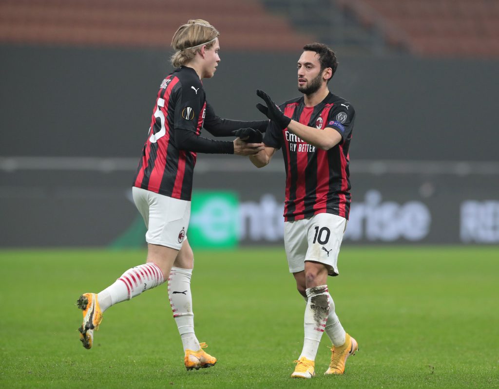 Jens Petter Hauge e Hakan Calhanoglu