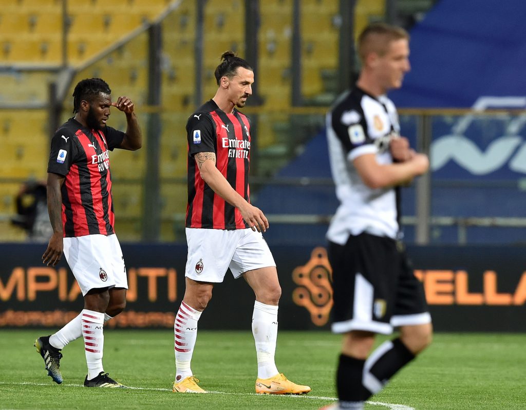 Un arrabbiato Ibrahimovic esce dal campo di Parma dopo l'espulsione