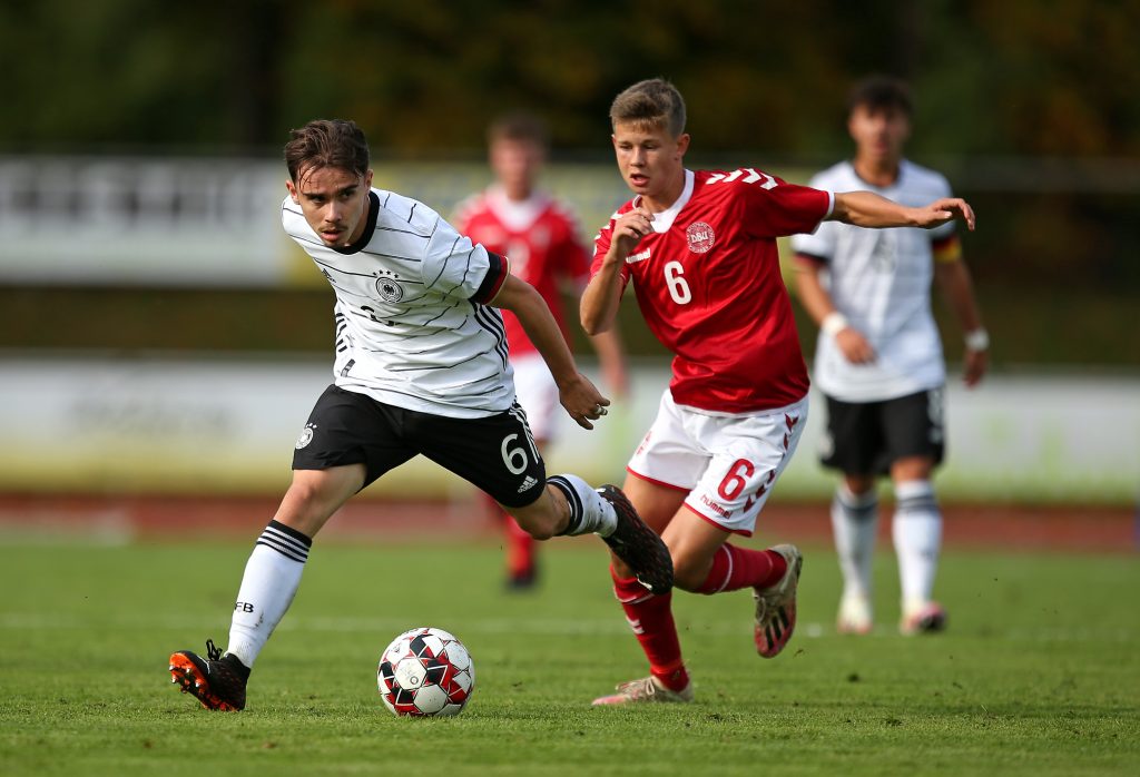 asco Walz, centrocampista classe 2004 del Borussia Dortmund