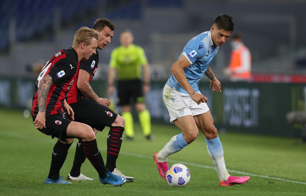 Mario Mandzukic, Simon Kjaer e Joaquin Correa in azione durante Lazio-Milan