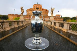 Il trofeo dell'Europeo di fronte a Castel Sant'Angelo