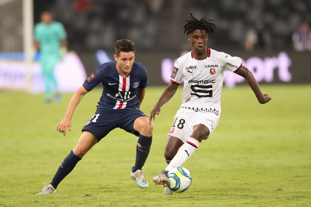 Eduardo Camavinga, centrocampista classe 2002 del Rennes in azione contro il Herrera