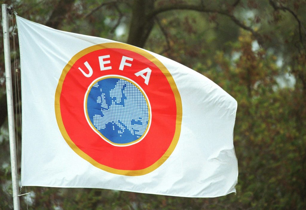 Una bandiera con il logo dell'UEFA