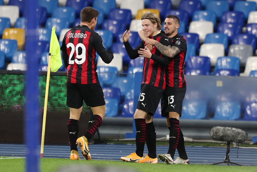 Colombo, Hauge e Krunic con la maglia rossonero al Diego Armando Maradona