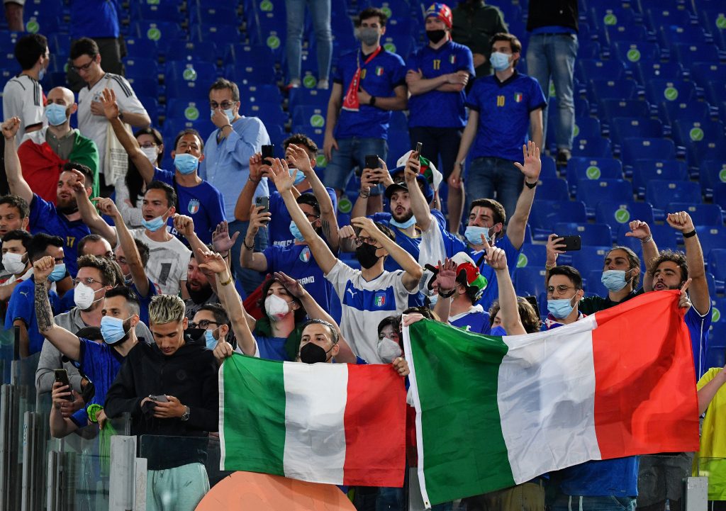 Tifosi italiani durante gli europei di calcio 2021.