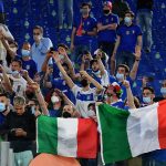 Tifosi italiani durante gli europei di calcio 2021.