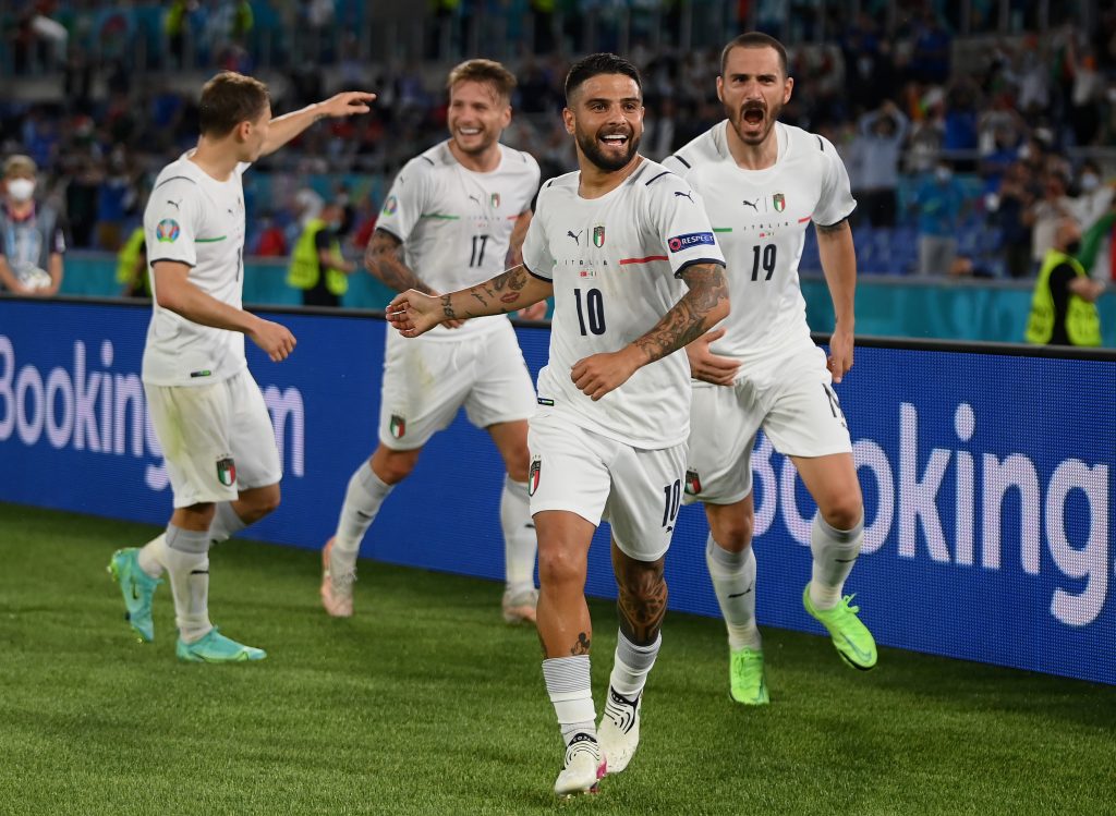 Gli azzurri festeggiano Lorenzo Insigne autore del 3 a 0 sulla Turchia