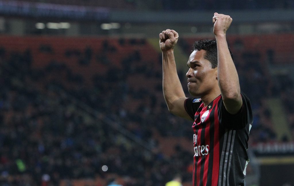 Carlos Bacca festeggia una rete con la maglia del Milan