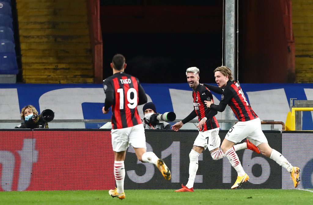 Theo Hernandez, Samu Castillejo e Jens-Petter Hauge festeggiano un gol con la maglia del Milan