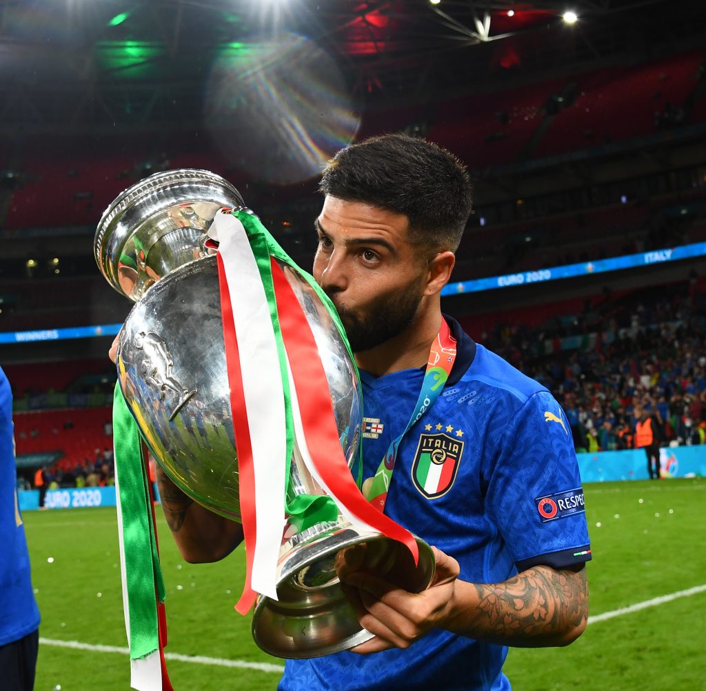 Insigne bacia il trofeo di Euro2020 appena vinto