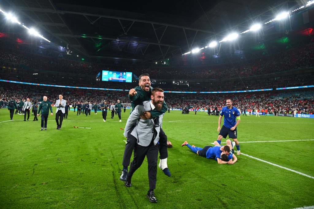 Daniele De Rossi festeggia con Spinazzola la vittoria di Euro2020