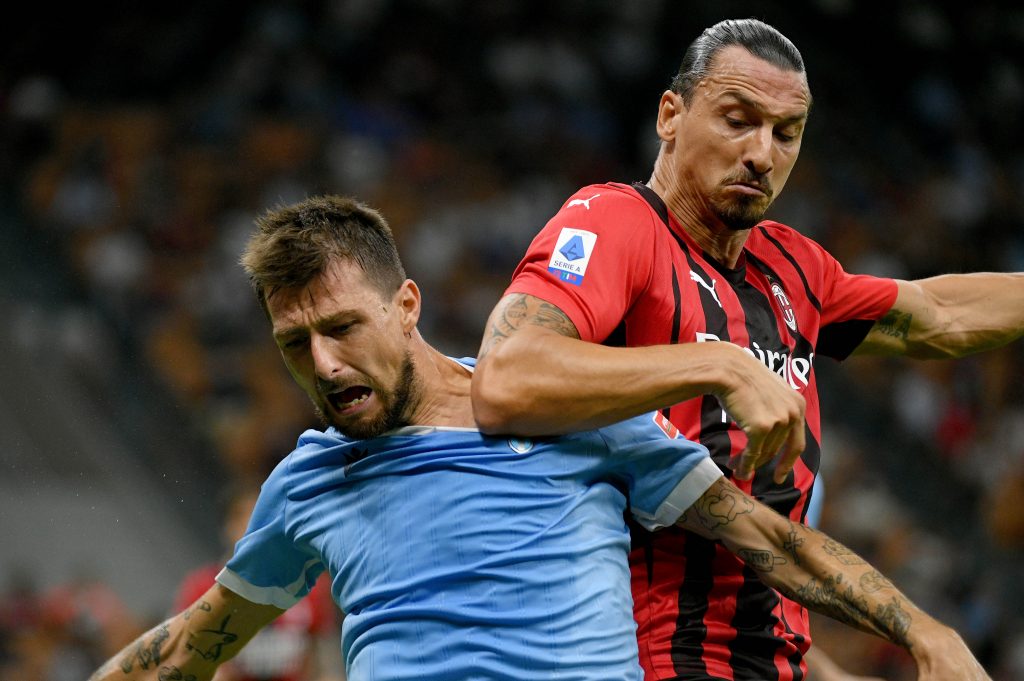 Ibrahimovic a contrasto con Acerbi in Milan-Lazio.