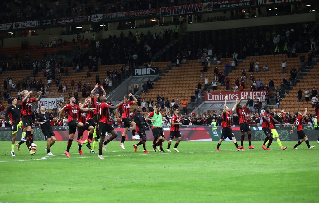 Il Milan esulta sotto la curva sud.
