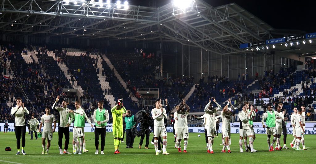 Il Milan esulta sotto il suo spicchio di curva.