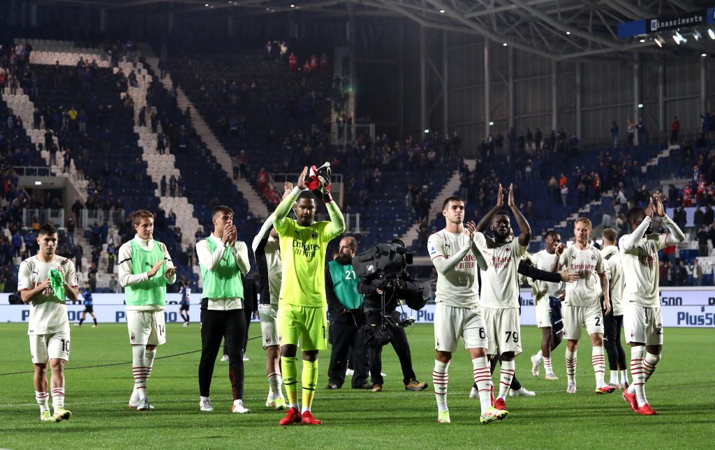 Il Milan festeggia in campo