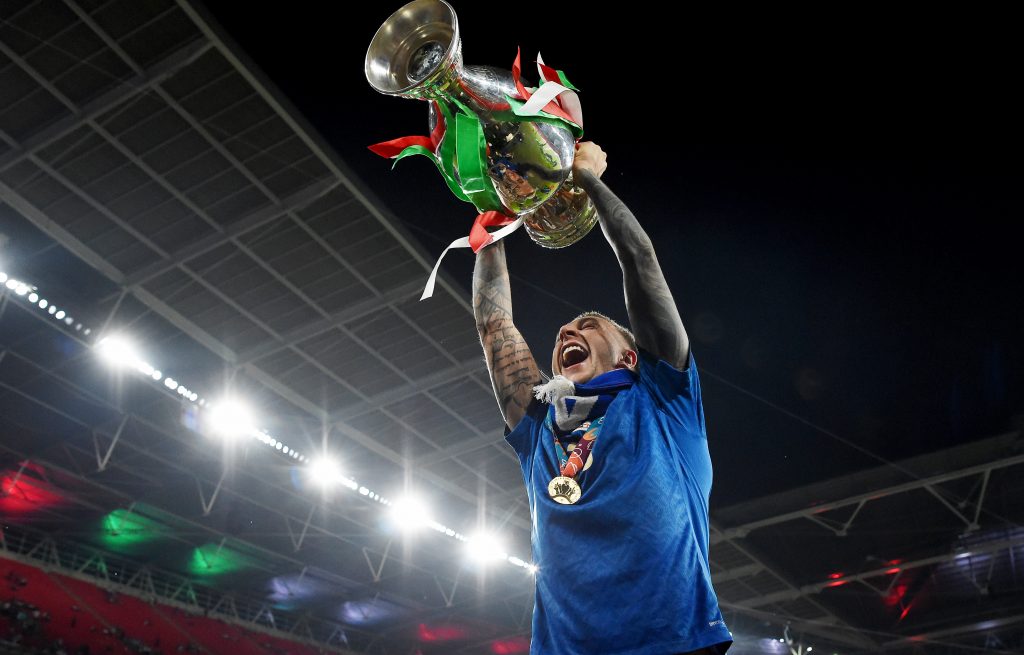 Federico Bernardeschi con la Coppa di Euro 2020