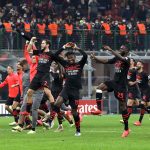 Il Milan esulta sotto la curva.
