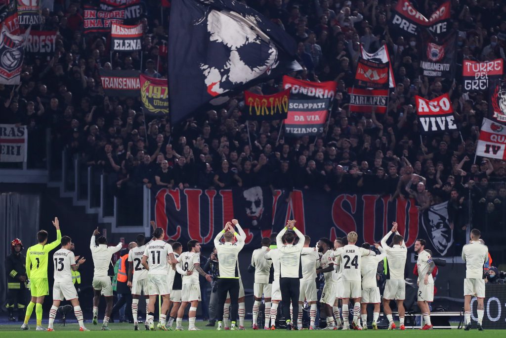 Il Milan ringrazia i suoi tifosi sotto la curva.