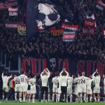 Il Milan ringrazia i suoi tifosi sotto la curva.