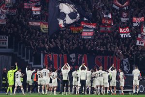 Il Milan ringrazia i suoi tifosi sotto la curva.