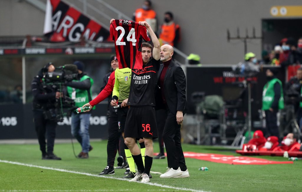 Alexis Saelemaekers per Simon Kjaer.