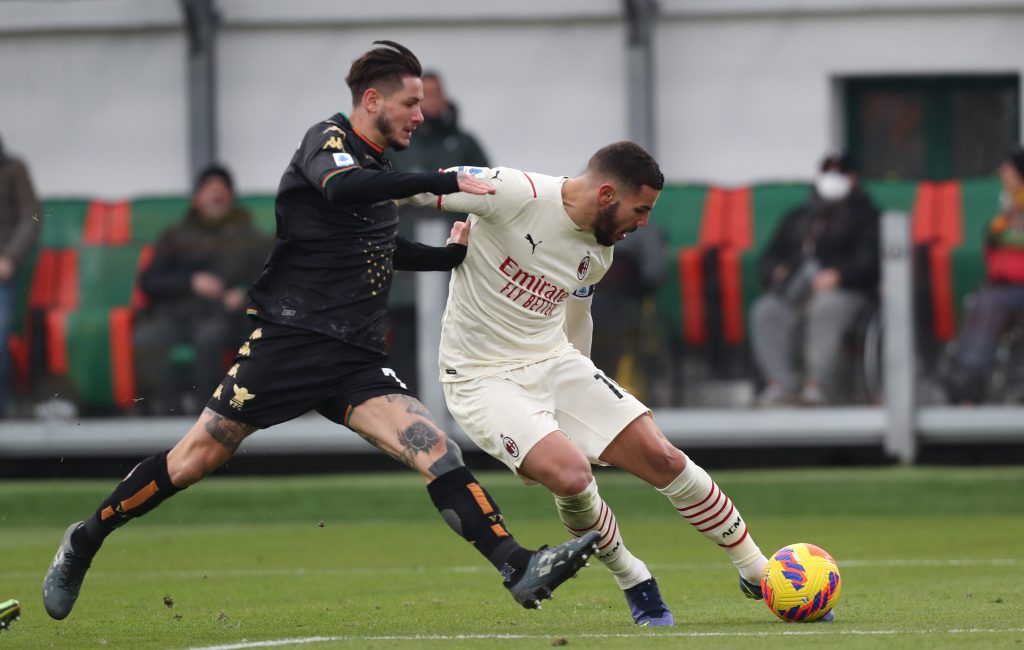 Theo Hernandez in azione contro il Venezia
