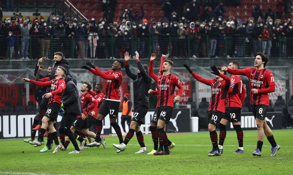 Il Milan festeggia la vittoria sul Genoa in Coppa Italia