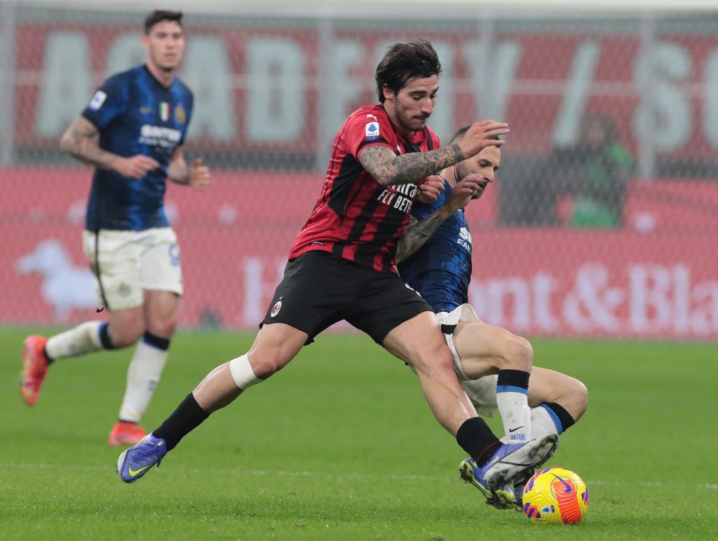 Sandro Tonali in contrasto con Marcelo Brozovic
