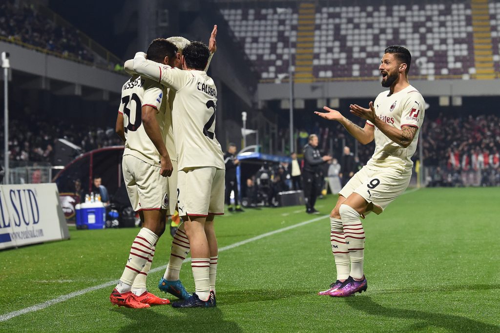 Il Milan festeggia il gol di Messias