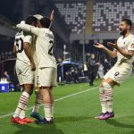 Il Milan festeggia il gol di Messias