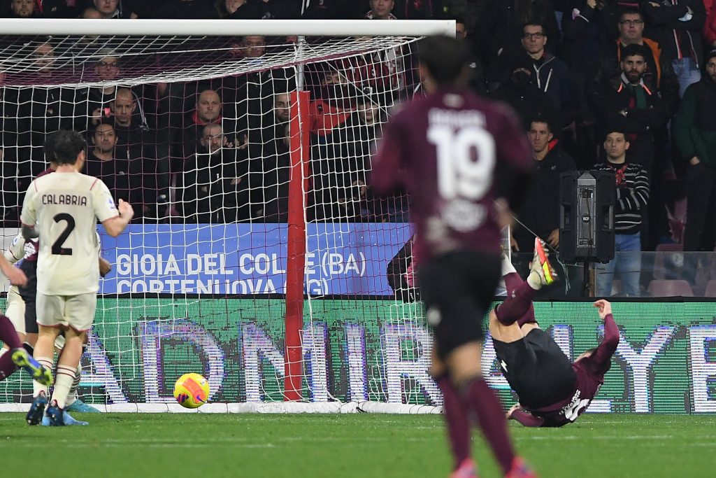 Il gol di Bonazzoli in rovesciata