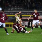 Giroud in azione contro il Torino