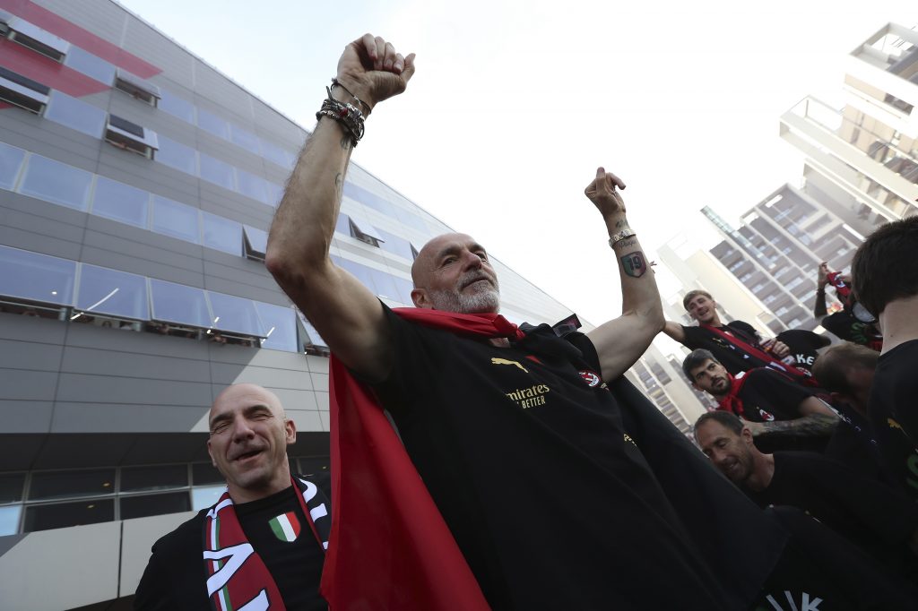 Stefano Pioli esulta con i tifosi per lo scudetto