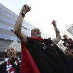 Stefano Pioli esulta con i tifosi per lo scudetto