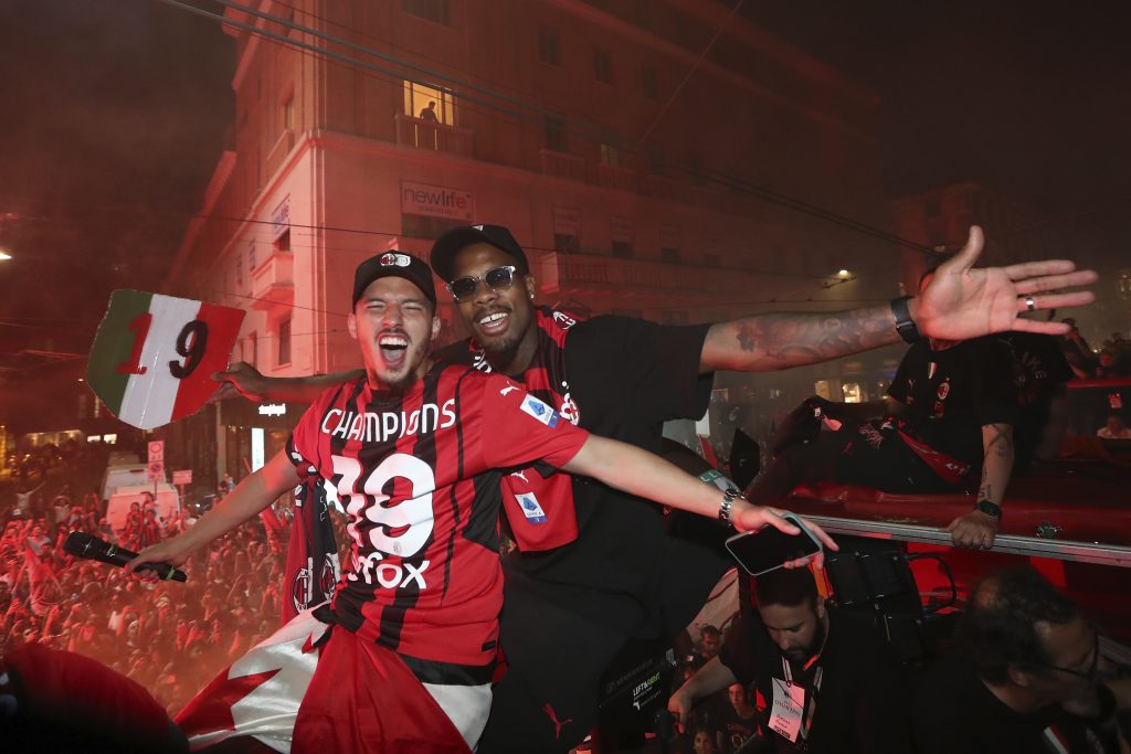 Maignan scatenato durante la festa scudetto