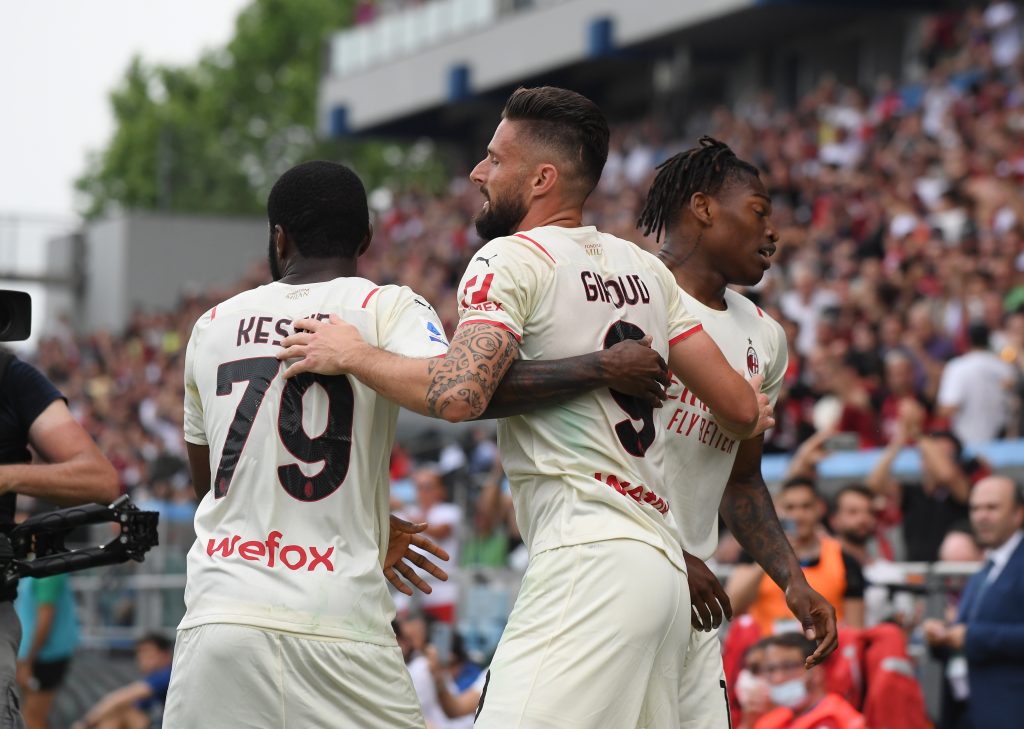 Giroud festeggiato da Kessie e da Leao