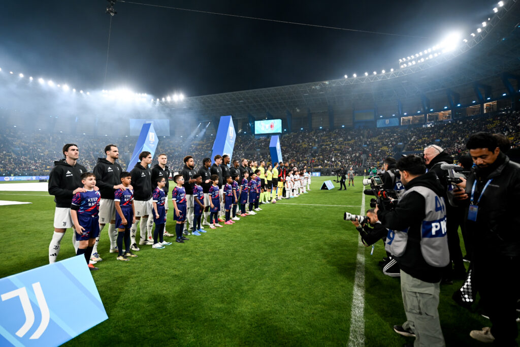 milan-juve-squadre-ingresso-campo